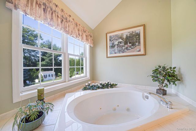 10 Park View Lane, Lake Grove, NY 11755