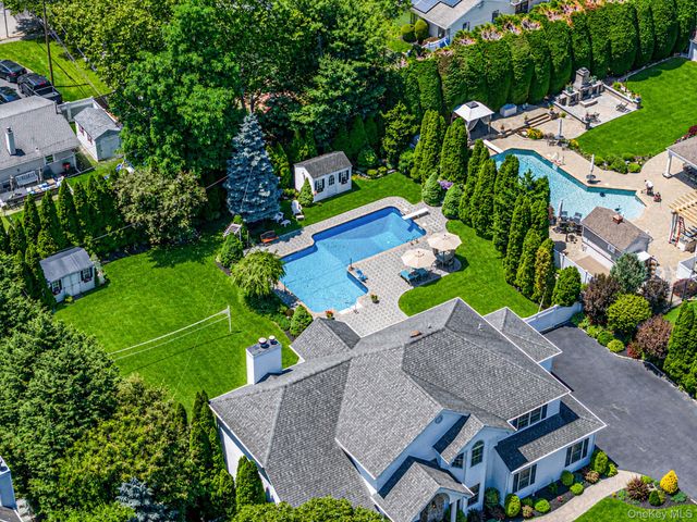 10 Park View Lane, Lake Grove, NY 11755