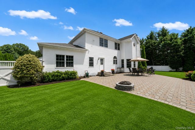 10 Park View Lane, Lake Grove, NY 11755