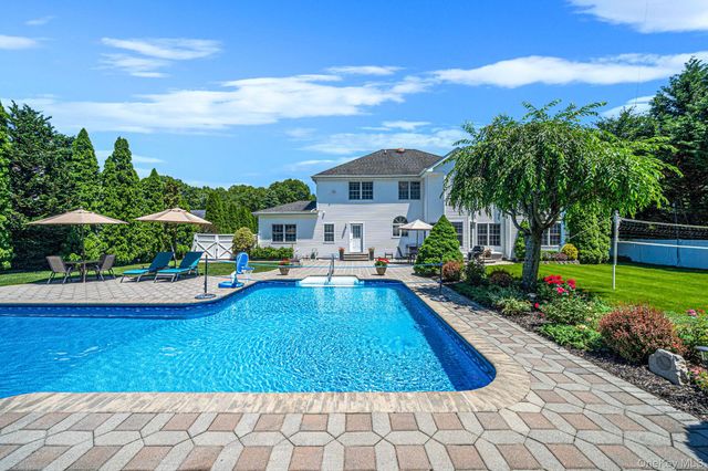 10 Park View Lane, Lake Grove, NY 11755