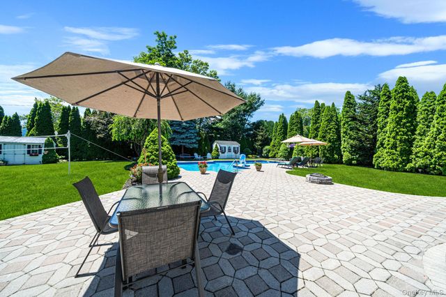 10 Park View Lane, Lake Grove, NY 11755