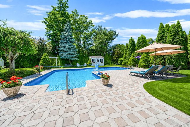 10 Park View Lane, Lake Grove, NY 11755