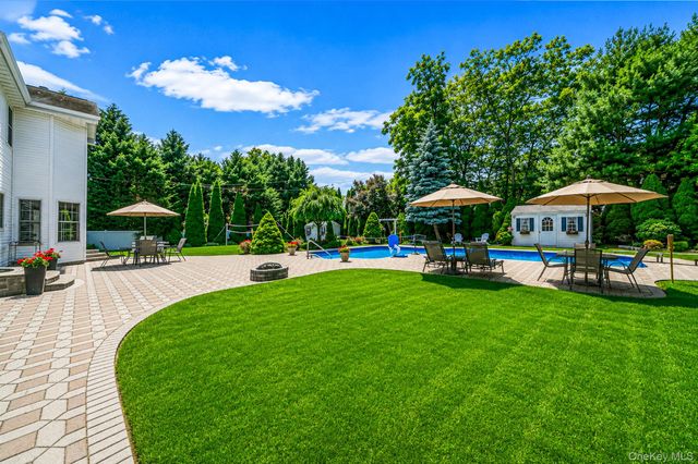 10 Park View Lane, Lake Grove, NY 11755