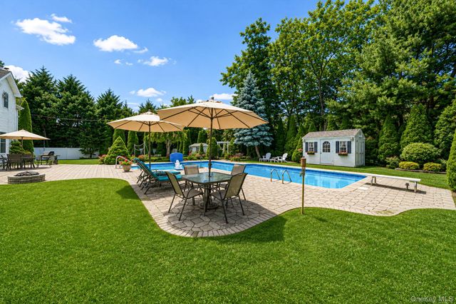 10 Park View Lane, Lake Grove, NY 11755