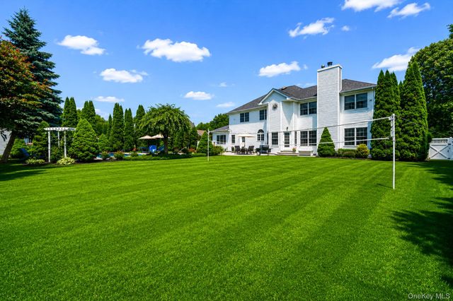 10 Park View Lane, Lake Grove, NY 11755