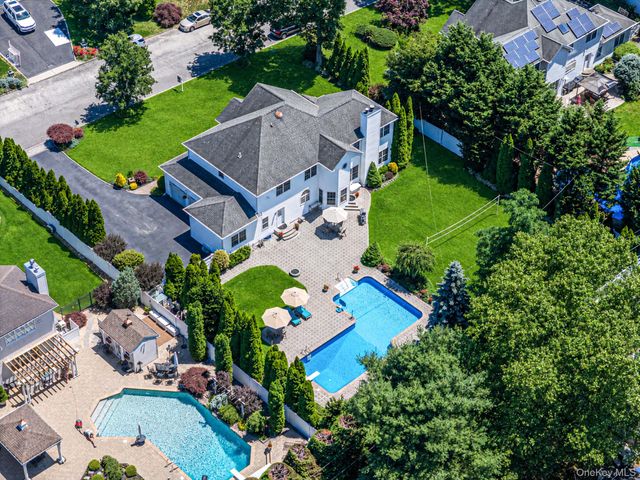 10 Park View Lane, Lake Grove, NY 11755