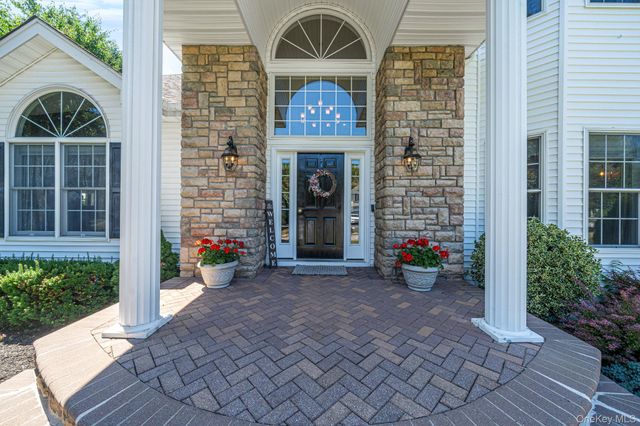 10 Park View Lane, Lake Grove, NY 11755