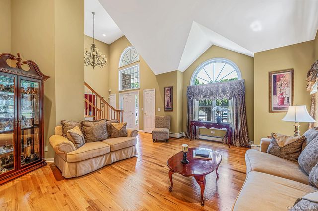 10 Park View Lane, Lake Grove, NY 11755