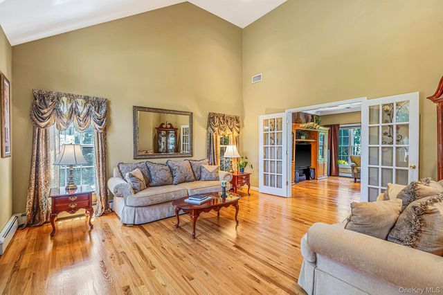 10 Park View Lane, Lake Grove, NY 11755