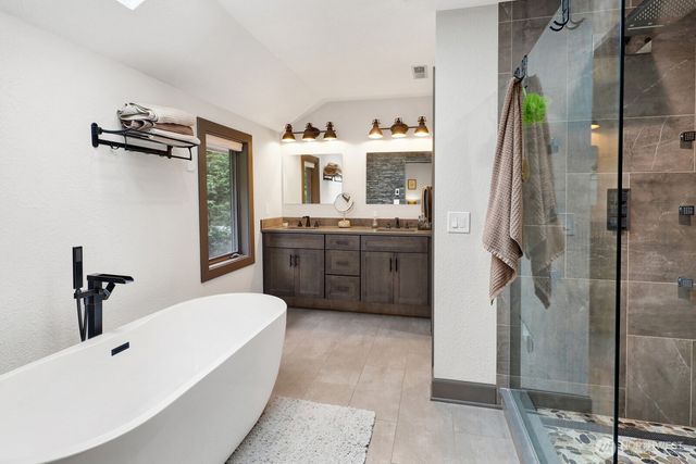 1872 Governor Road, Bellingham, WA 98229