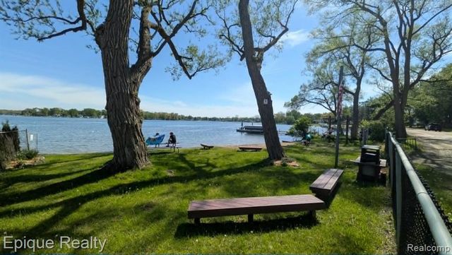 3605 Jackson Boulevard, White Lake, MI 48383