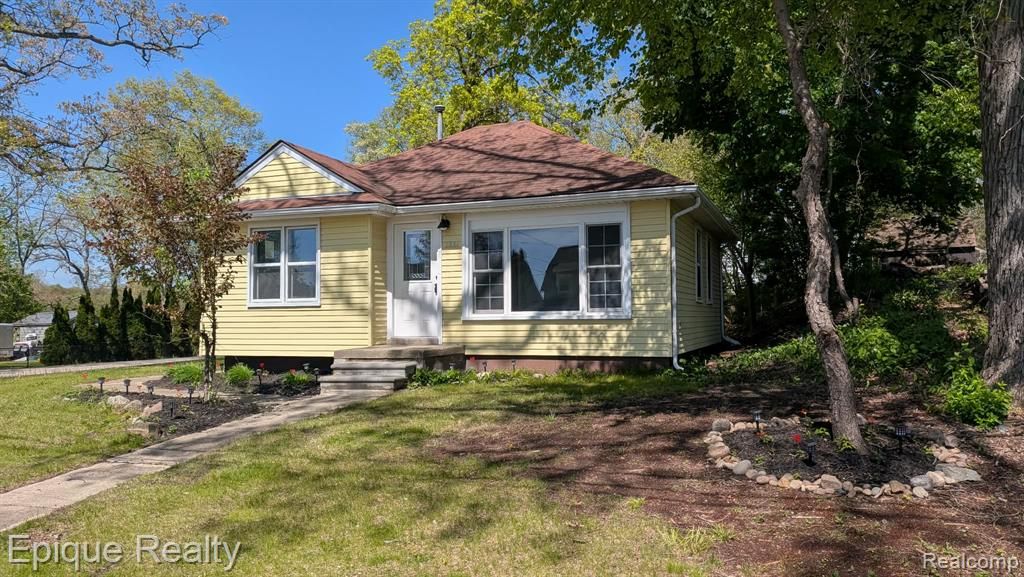 3605 Jackson Boulevard, White Lake, MI 48383