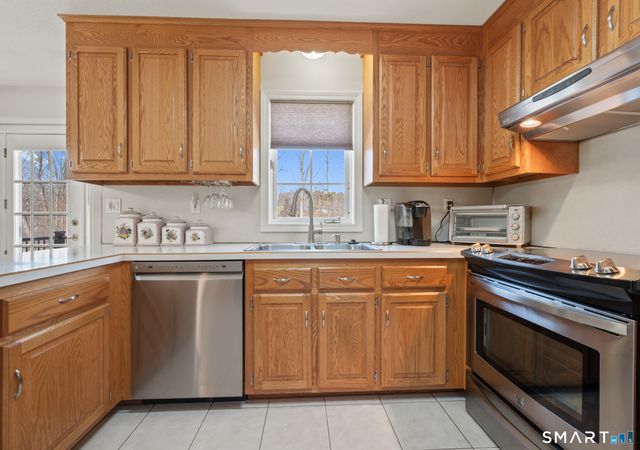 19 Woodside Way, Bristol, CT 06010