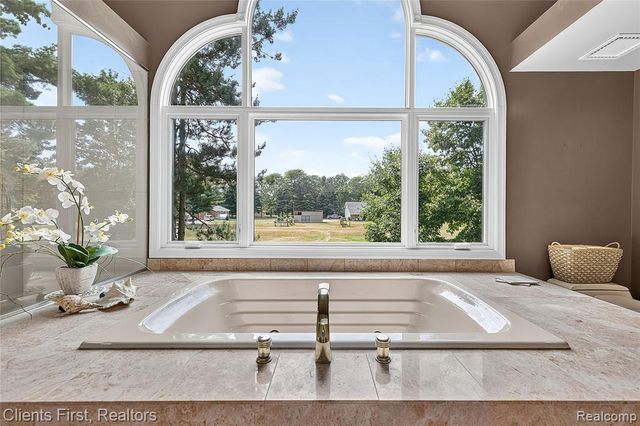 9022 Kingston Court, Pinckney, MI 48169