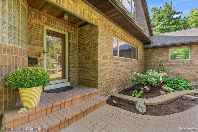 9022 Kingston Court, Pinckney, MI 48169