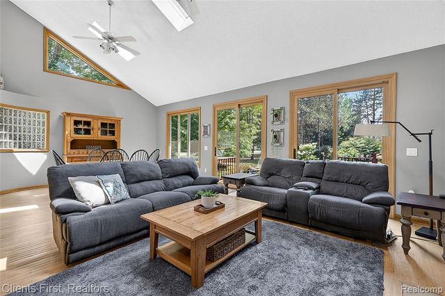 9022 Kingston Court, Pinckney, MI 48169