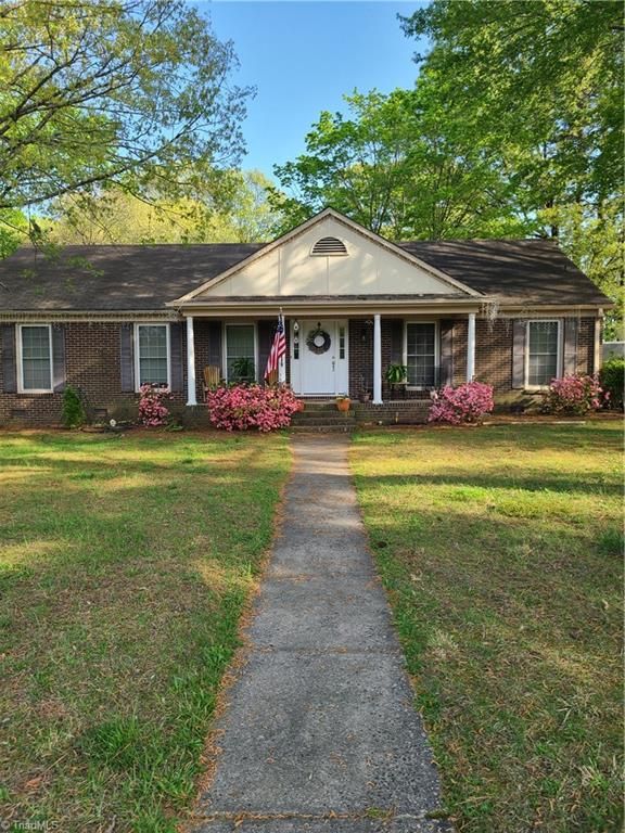 1700 Bolingbroke Road, High Point, NC 27265