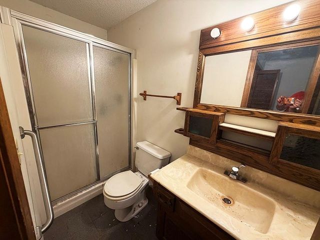 1405 Lynwood Court, Liberty, MO 64068