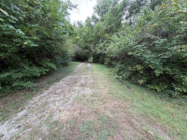 1405 Lynwood Court, Liberty, MO 64068