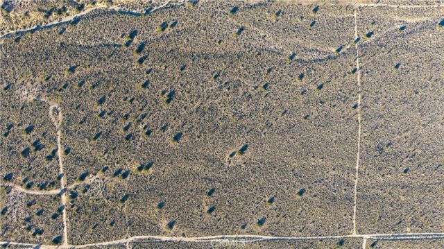 223 Avenue X, Llano, CA 93544