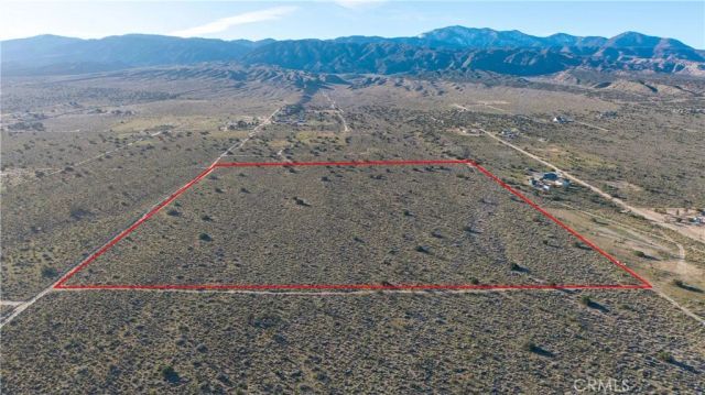 223 Avenue X, Llano, CA 93544