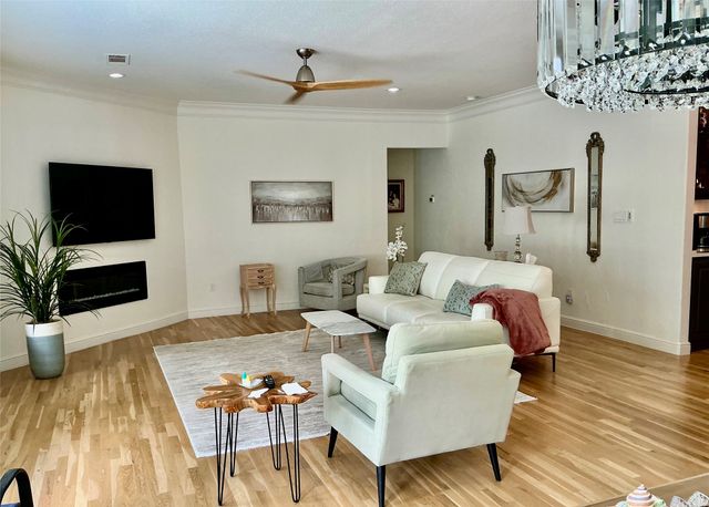 416 W College Street, Grapevine, TX 76051