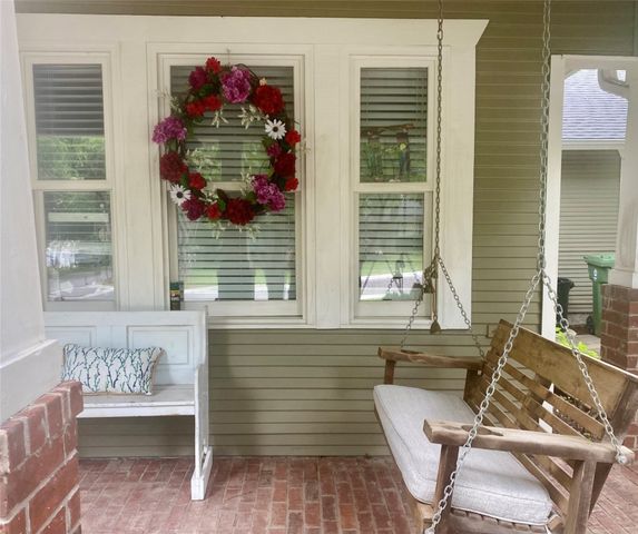 416 W College Street, Grapevine, TX 76051