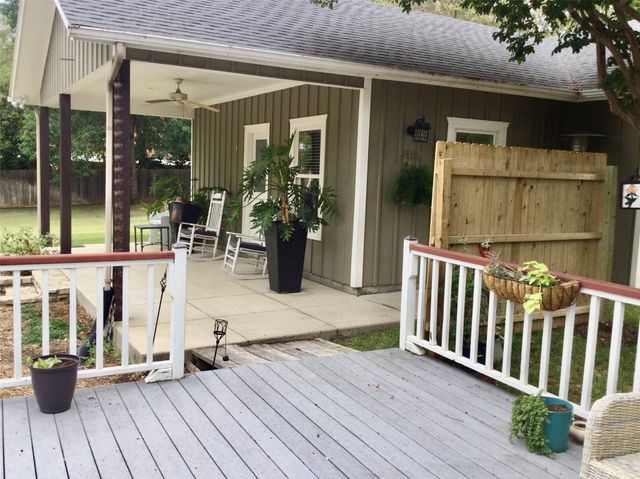 416 W College Street, Grapevine, TX 76051