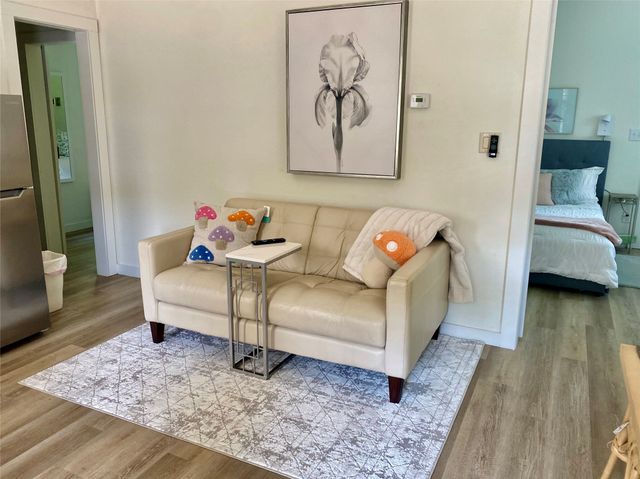 416 W College Street, Grapevine, TX 76051