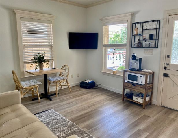 416 W College Street, Grapevine, TX 76051