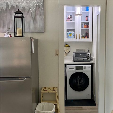 416 W College Street, Grapevine, TX 76051