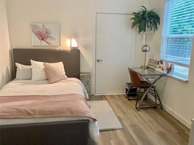 416 W College Street, Grapevine, TX 76051