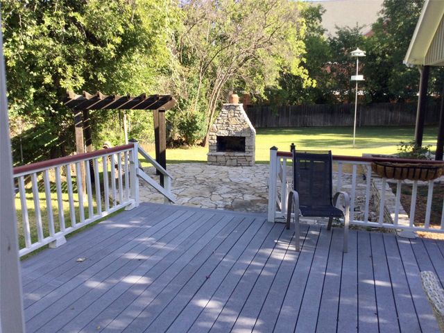 416 W College Street, Grapevine, TX 76051