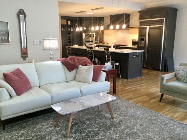 416 W College Street, Grapevine, TX 76051