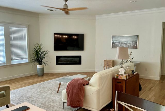 416 W College Street, Grapevine, TX 76051