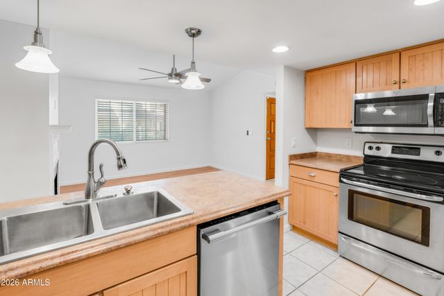 2020 W UNION HILLS Drive 118, Phoenix, AZ 85027