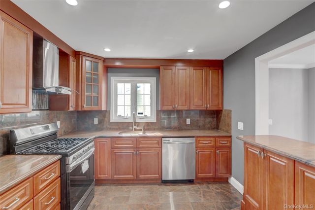 32 3rd Avenue, New Hyde Park, NY 11040