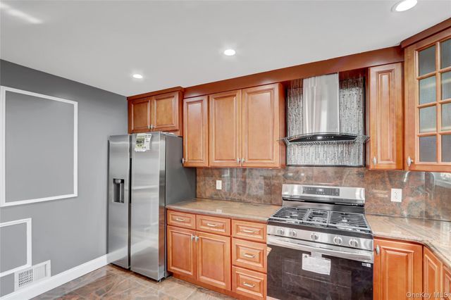 32 3rd Avenue, New Hyde Park, NY 11040
