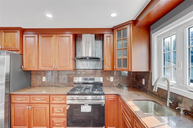 32 3rd Avenue, New Hyde Park, NY 11040
