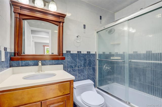 32 3rd Avenue, New Hyde Park, NY 11040