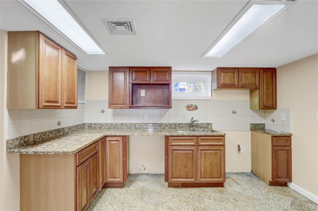32 3rd Avenue, New Hyde Park, NY 11040
