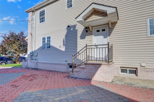 32 3rd Avenue, New Hyde Park, NY 11040