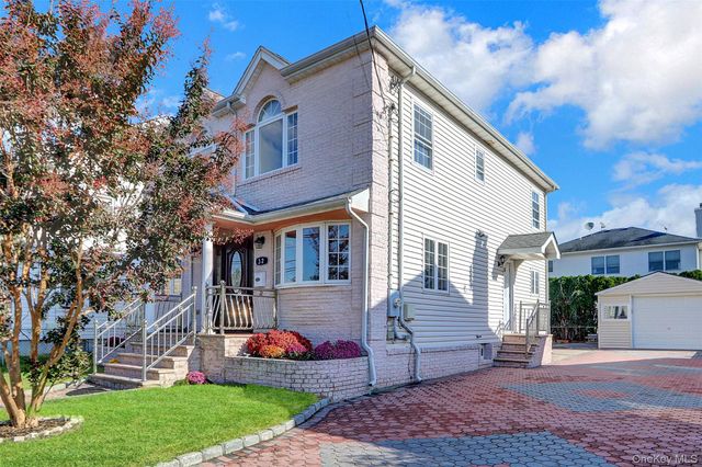 32 3rd Avenue, New Hyde Park, NY 11040