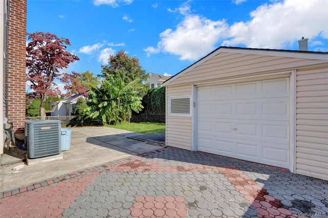 32 3rd Avenue, New Hyde Park, NY 11040