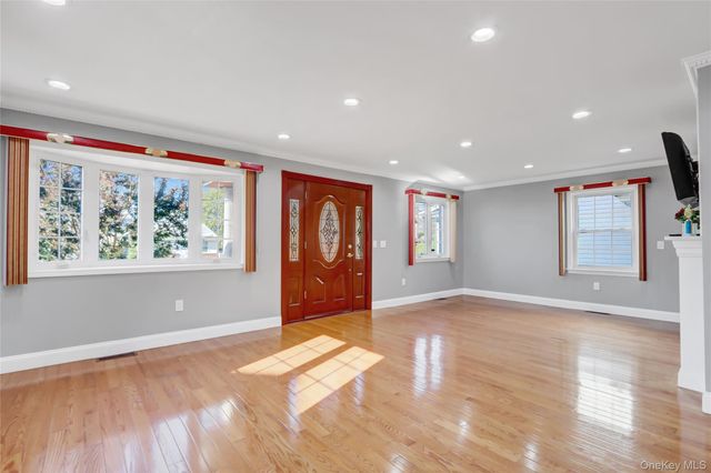 32 3rd Avenue, New Hyde Park, NY 11040