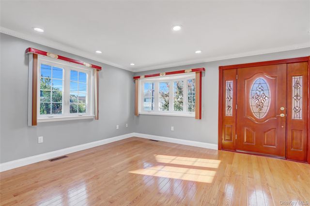 32 3rd Avenue, New Hyde Park, NY 11040