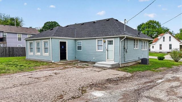 506 E 1st Street, Tonganoxie, KS 66086