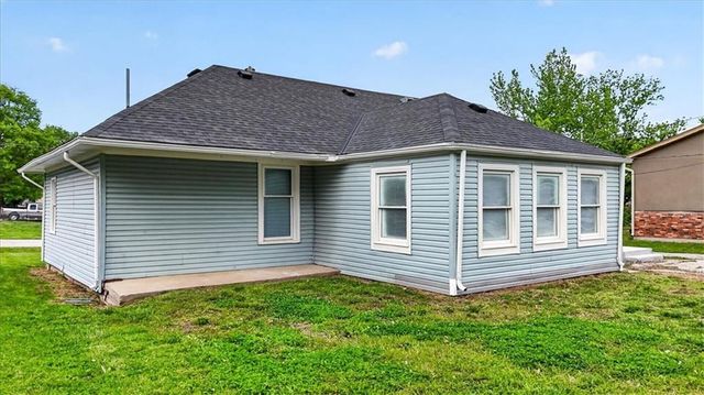 506 E 1st Street, Tonganoxie, KS 66086
