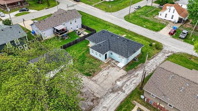 506 E 1st Street, Tonganoxie, KS 66086