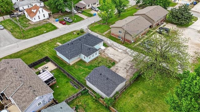 506 E 1st Street, Tonganoxie, KS 66086